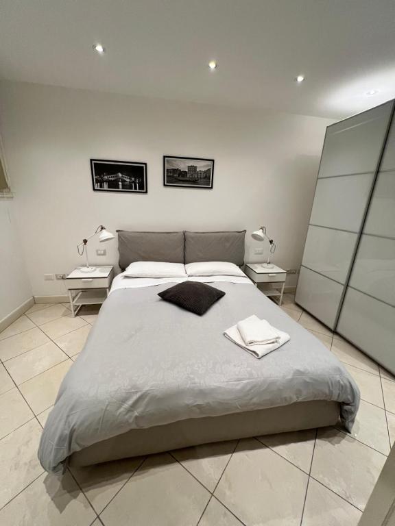 Rialto Mercato apartment suite في البندقية: غرفة نوم بسرير كبير وموقف ليلتين