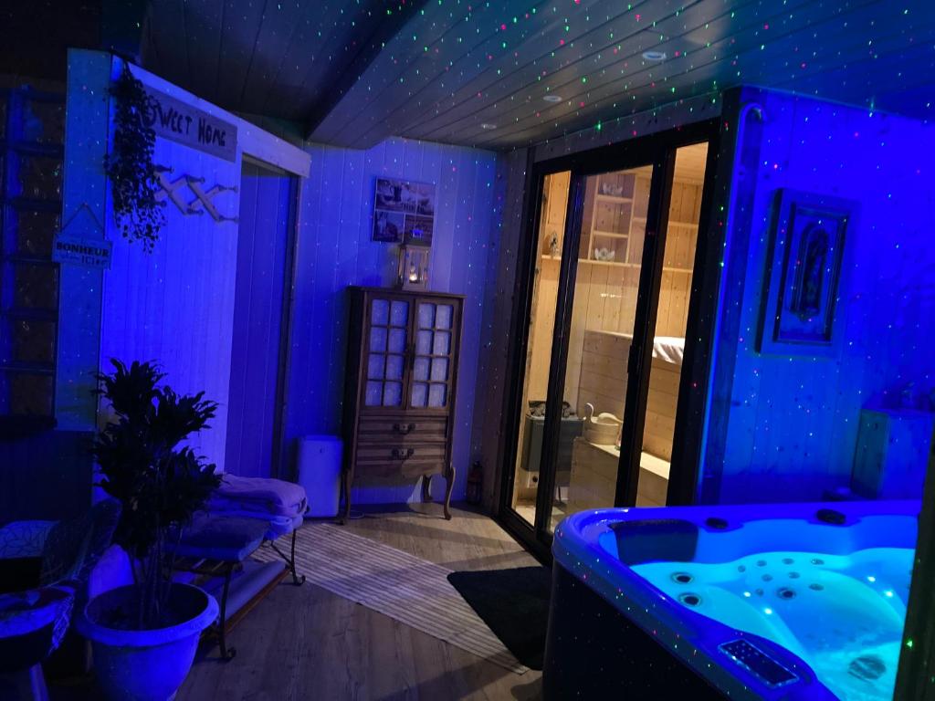 ein blaues Zimmer mit Whirlpool in der Unterkunft Sweet home, logement de tourisme in Étaples