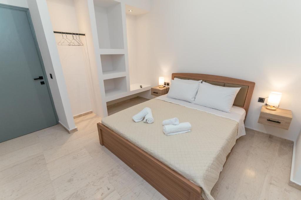 Un pat sau paturi într-o cameră la Island Life Apartment