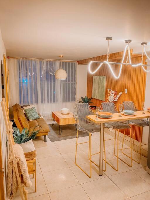 フロレンシアにあるMadrigal Luxury Loft M01のリビングルーム(テーブル、椅子、ソファ付)