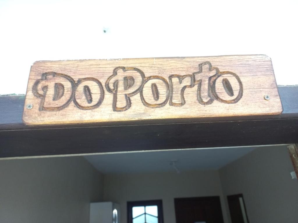 Ein Schild, auf dem Dodoroco auf einem Gebäude steht. in der Unterkunft Pousada Belas Praia quarto Praia do Porto in Imbituba