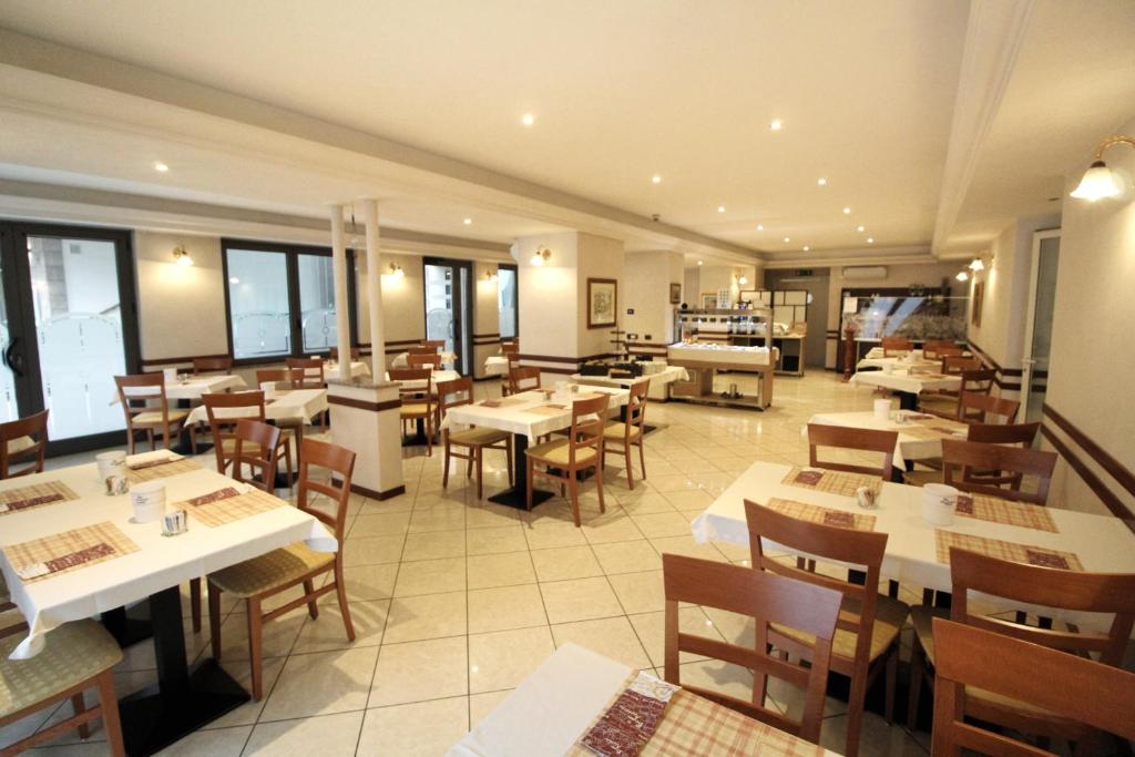 A restaurant or other place to eat at Hotel Avogadro