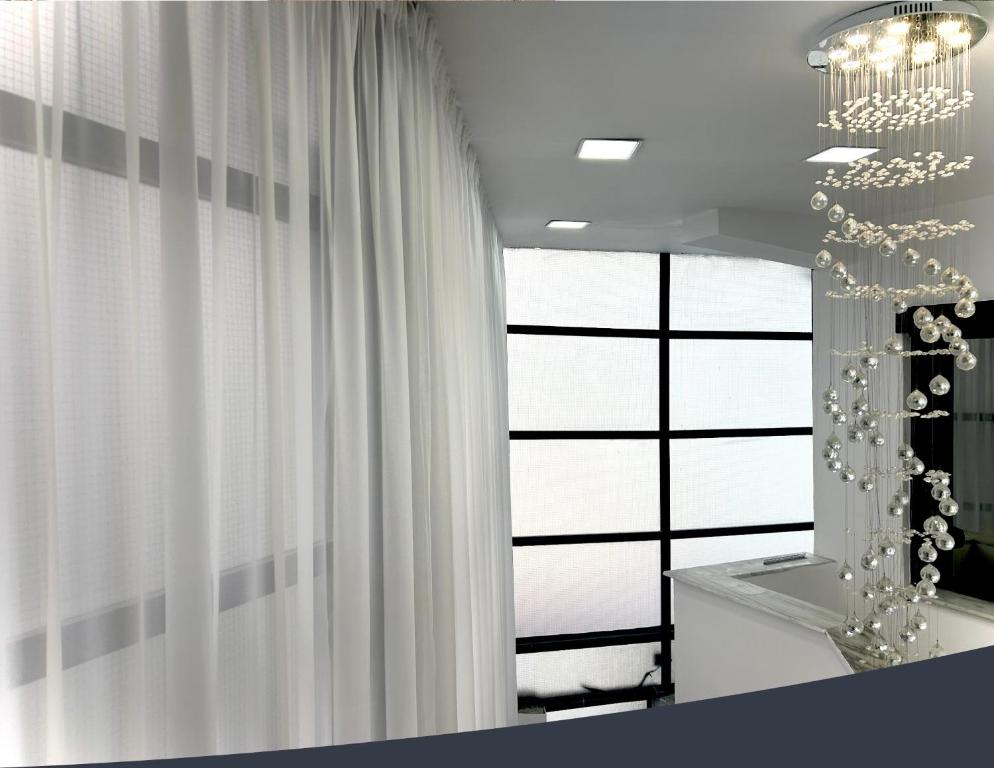 Postel nebo postele na pokoji v ubytování Tirana Square Hotel