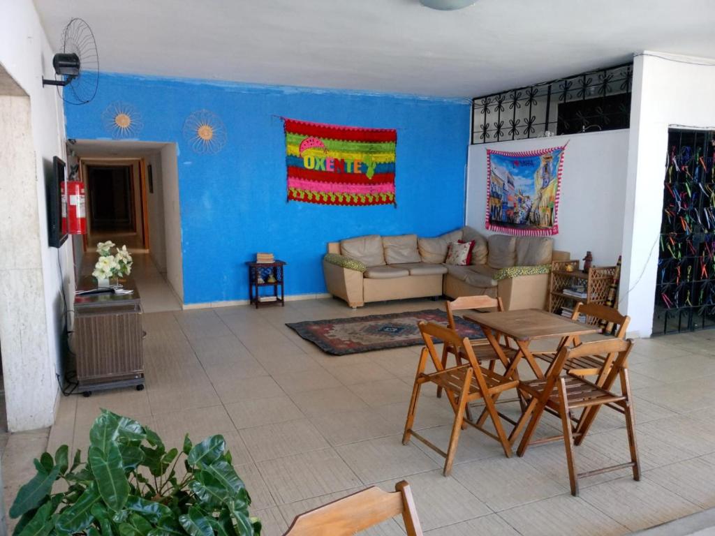 uma sala de estar com um sofá, uma mesa e cadeiras em HOTEL Pon Pum Pelô em Salvador