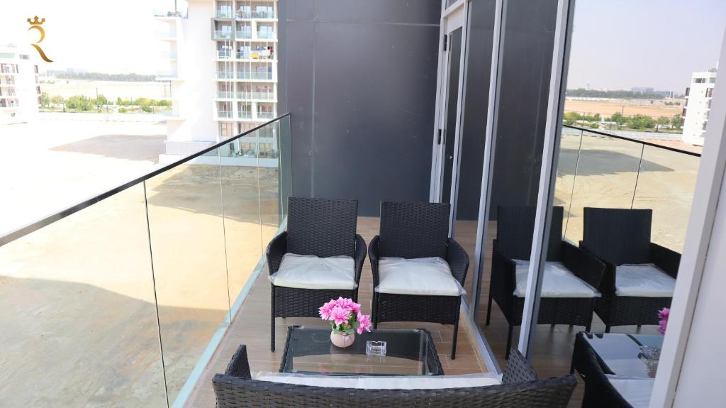 Μπαλκόνι ή βεράντα στο 2BR hidden Gem - Masdar city
