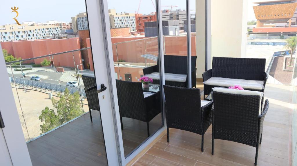 Μπαλκόνι ή βεράντα στο 2BR hidden Gem - Masdar city