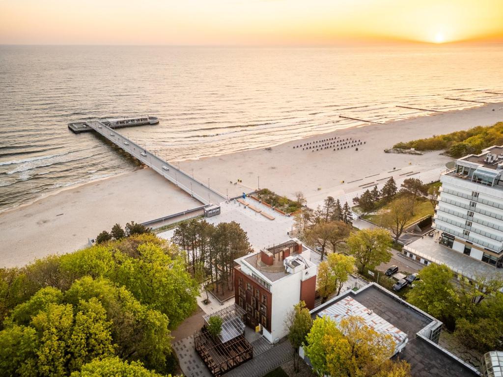- une vue aérienne sur une plage avec un pont dans l'établissement 3L Apartments Willa przy Molo, à Kołobrzeg