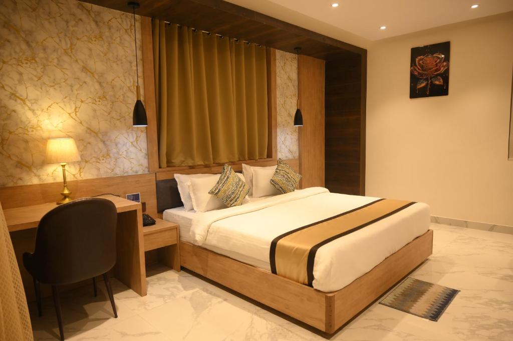 um quarto com uma cama, uma secretária e uma cadeira em Hotel The Plateau em Ranchi