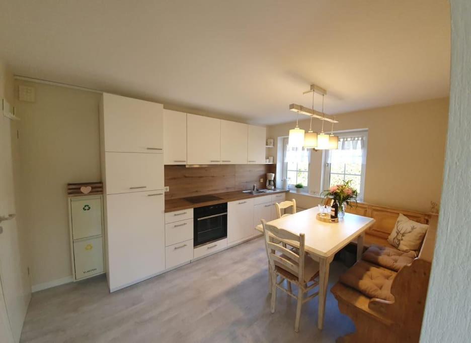 Kuchyň nebo kuchyňský kout v ubytování Ferienwohnung Merle in Winterberg-Altastenberg