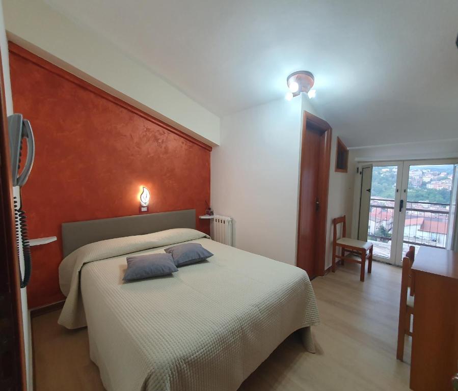 1 dormitorio con 1 cama con 2 almohadas en Hotel Ristorante Supersonik, en Acri