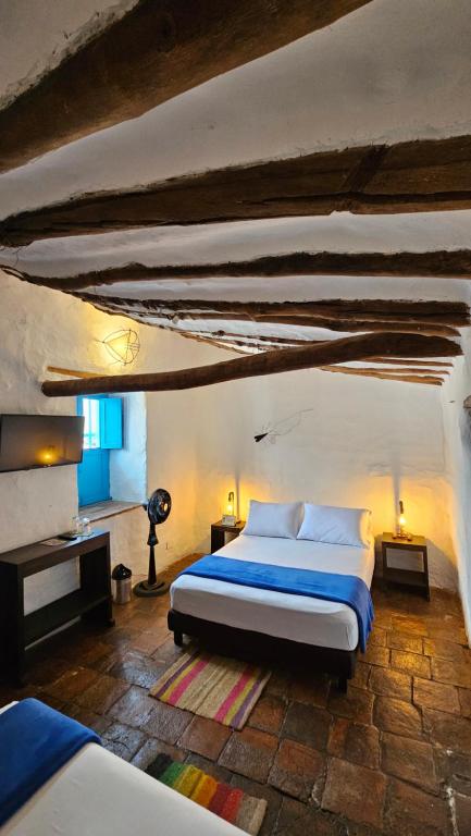 1 dormitorio con 1 cama grande en una habitación en Casa Raisol en Barichara