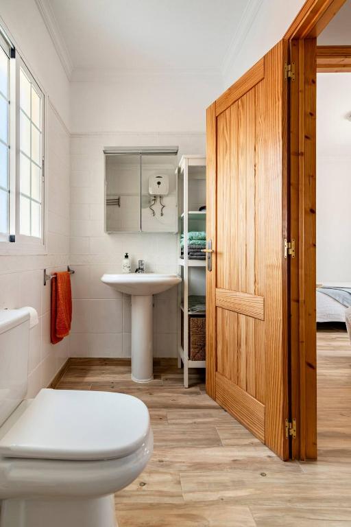 łazienka z toaletą i umywalką w obiekcie Villa Aspen Gran Canaria w mieście Arguineguín
