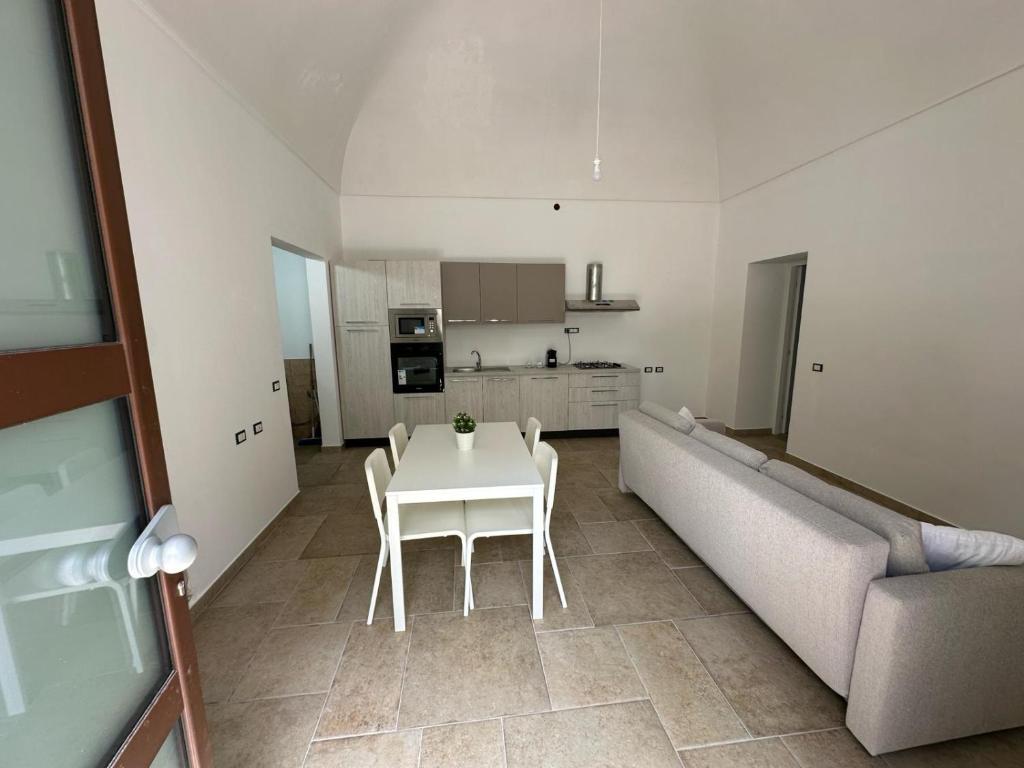 a living room with a white table and a couch at Case Ariosto in Pozzallo