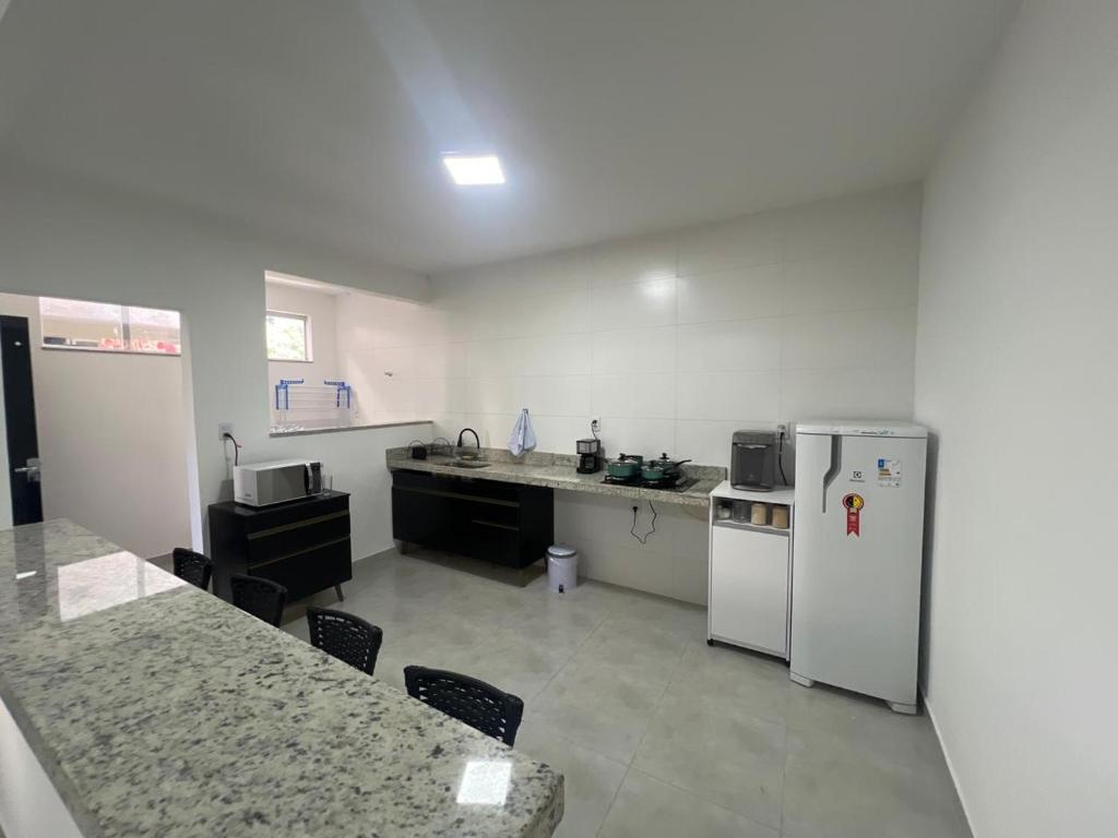 eine Küche mit einem Kühlschrank und einer Arbeitsplatte in der Unterkunft Executivo Veneza in Ipatinga