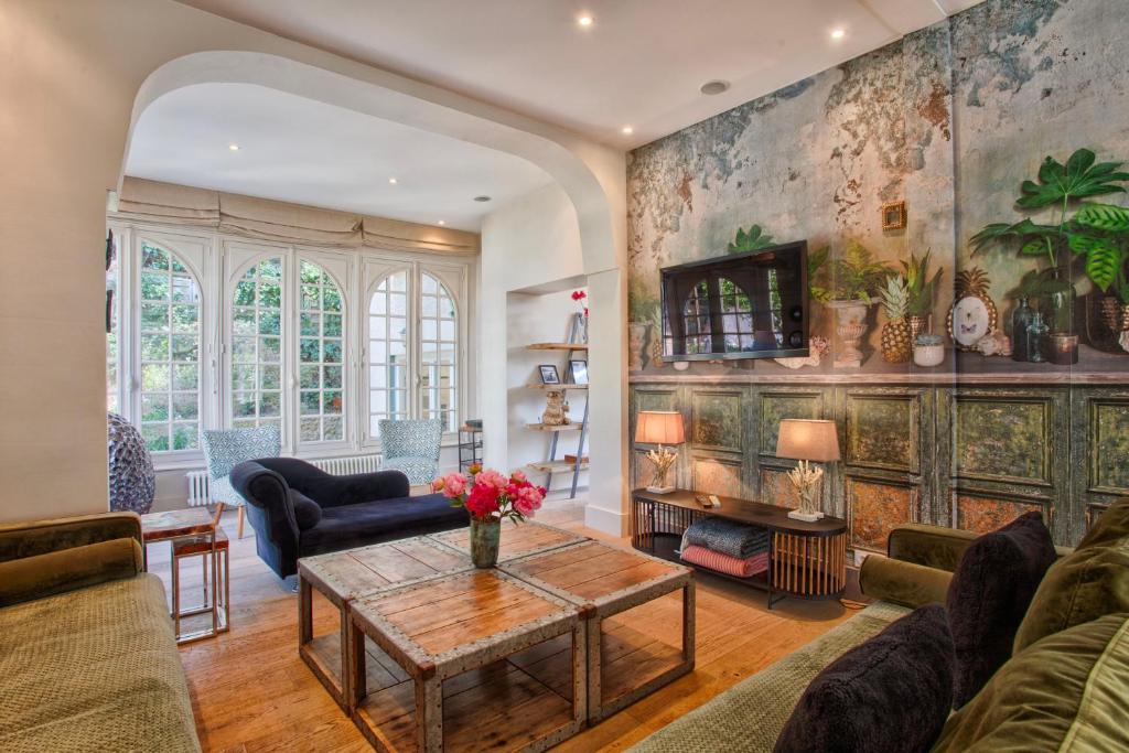 un salon avec un canapé et une table dans l'établissement Villa la Cressonnière, à Deauville