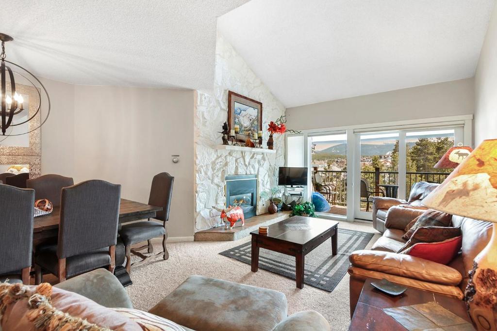 Una sala de estar con un sofá y una chimenea. en Sawmill Creek Condo 406 by Great Western Lodging, en Breckenridge