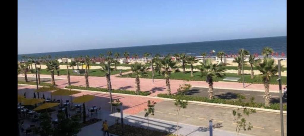 Elle offre une vue sur un parc planté de palmiers et l'océan. dans l'établissement Porto Said Resort Chalet, à Port-Saïd