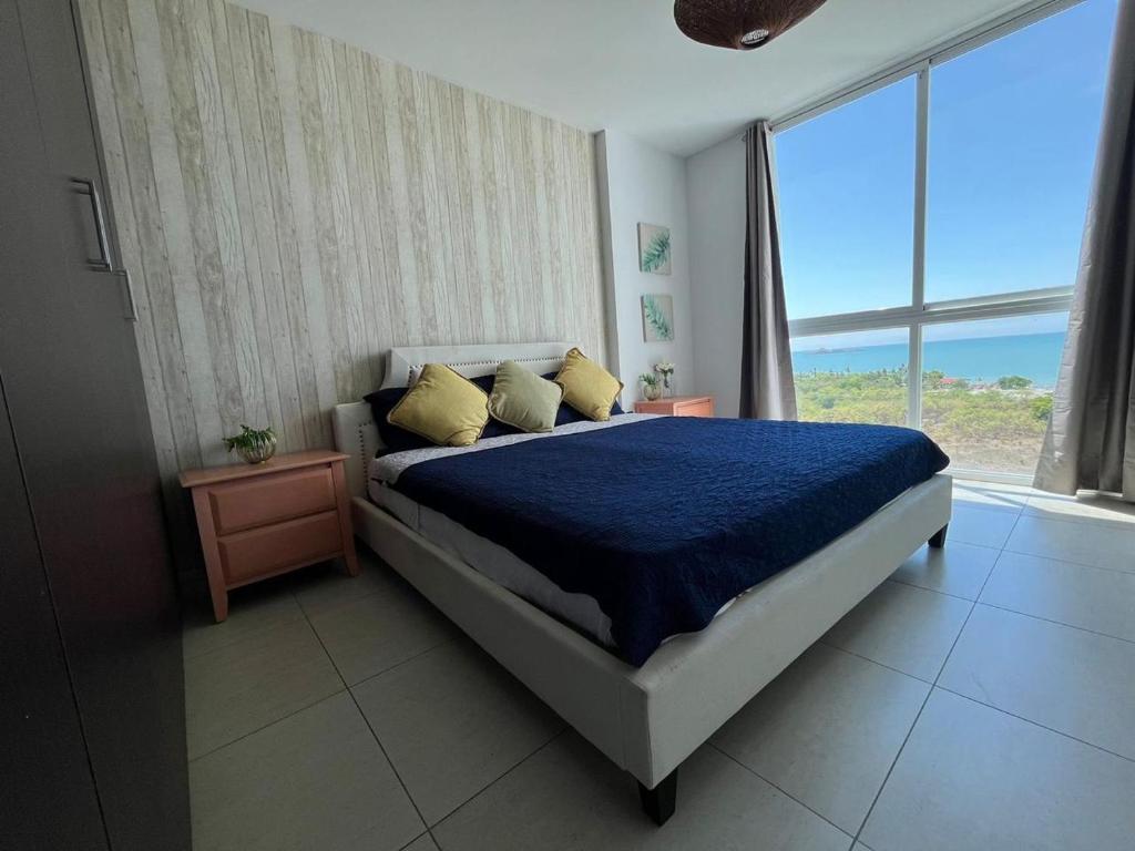 1 dormitorio con cama y ventana grande en Playa Blanca Beach Rentals, en Playa Blanca