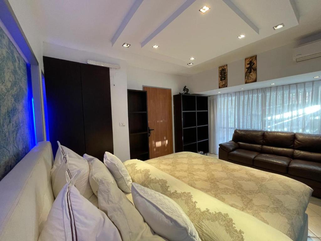 Ein Sitzbereich in der Unterkunft Eilat Beach House