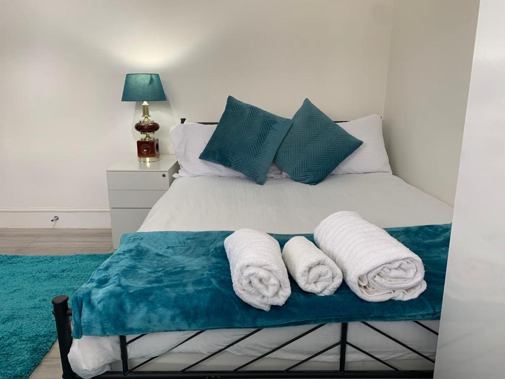 - une chambre avec un lit et des serviettes dans l'établissement Sandra Stay MP, à Londres