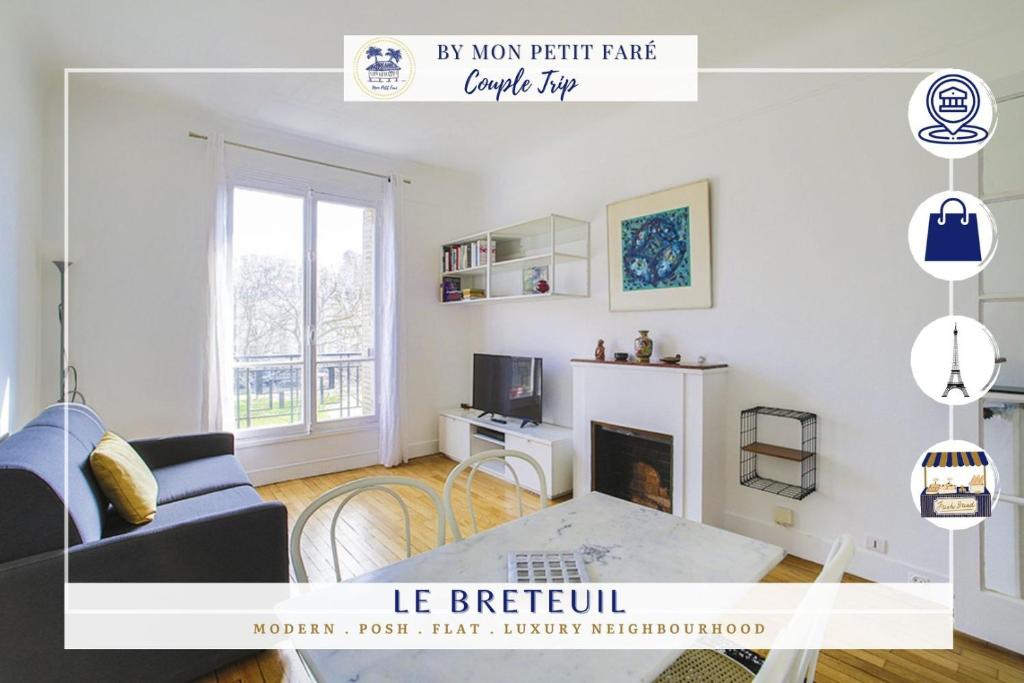 un salon avec un canapé et une cheminée dans l'établissement Le Breteuil Calme & Lumineux Invalides, à Paris