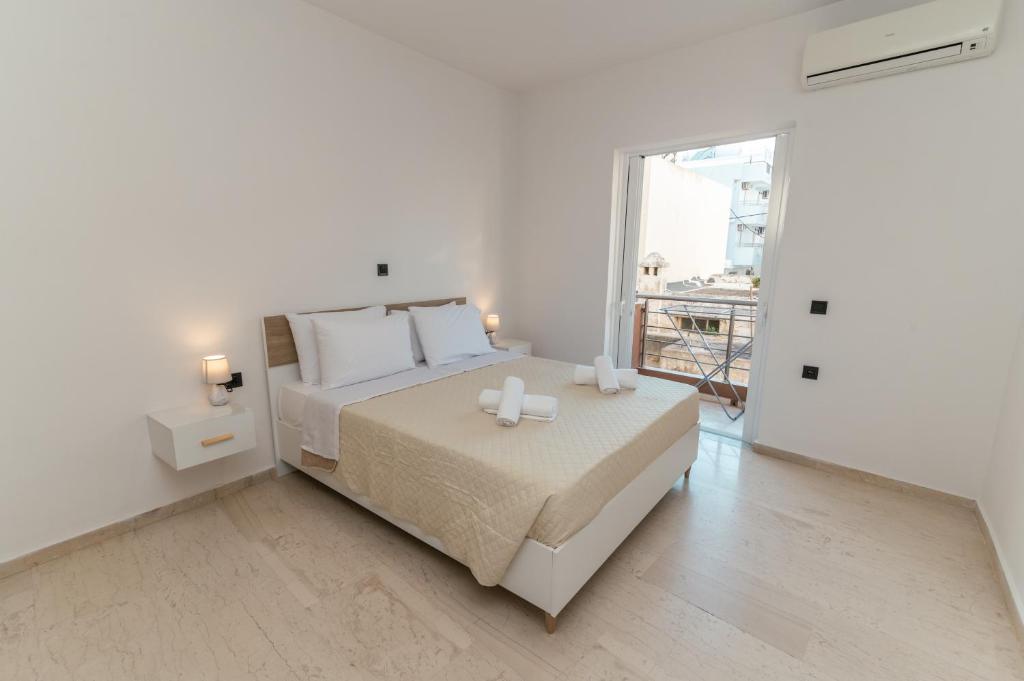 En eller flere senge i et værelse på Lux City Apartment