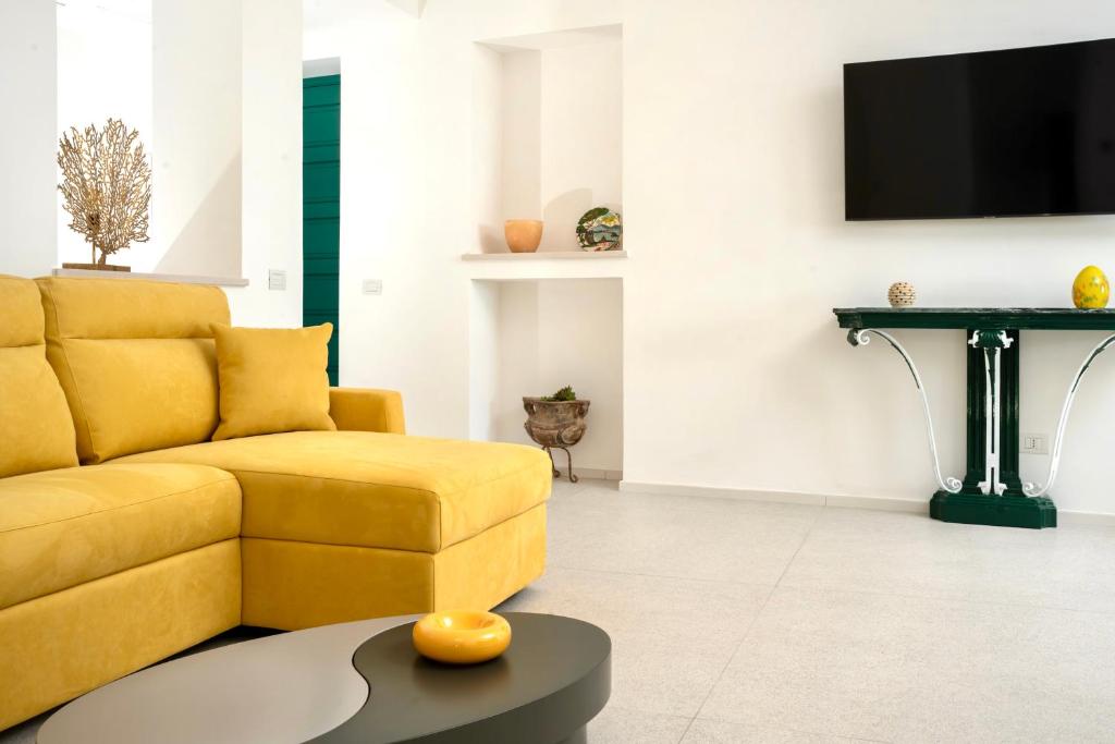 TV a/nebo společenská místnost v ubytování Le donne di Capri - Charming apartments in Capri