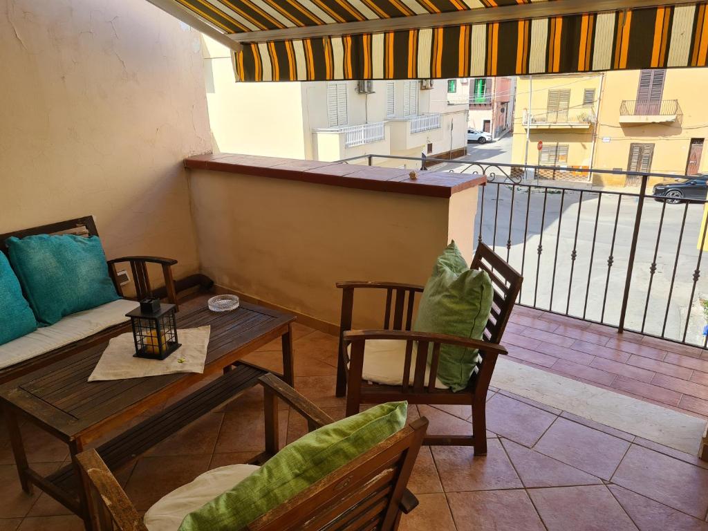 Cette chambre dispose d'un balcon avec une table et des chaises. dans l'établissement Holiday House Giorgia, à Terrasini