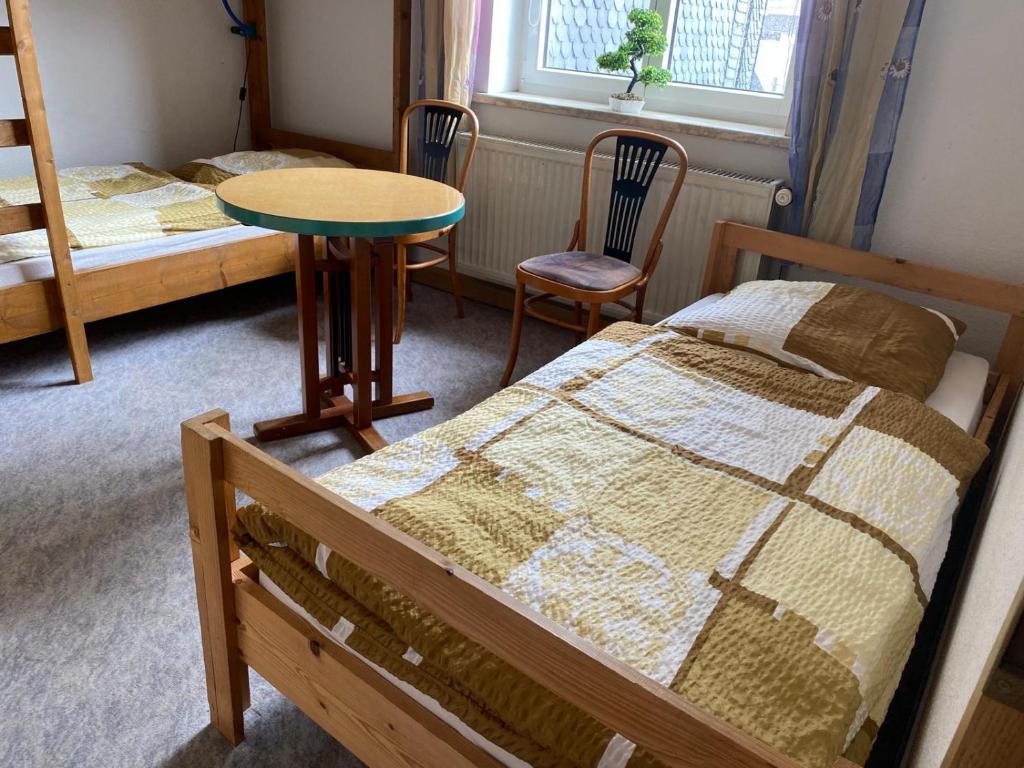 Monteurzimmer Alte Schule Heberndorf 1 - 标准双床间 - 带共用浴室