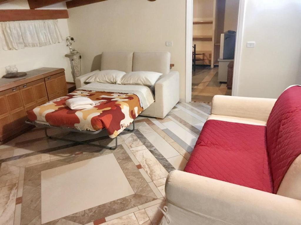 un soggiorno con divano e letto di One bedroom apartement with shared pool enclosed garden and wifi at Crispiano a Crispiano