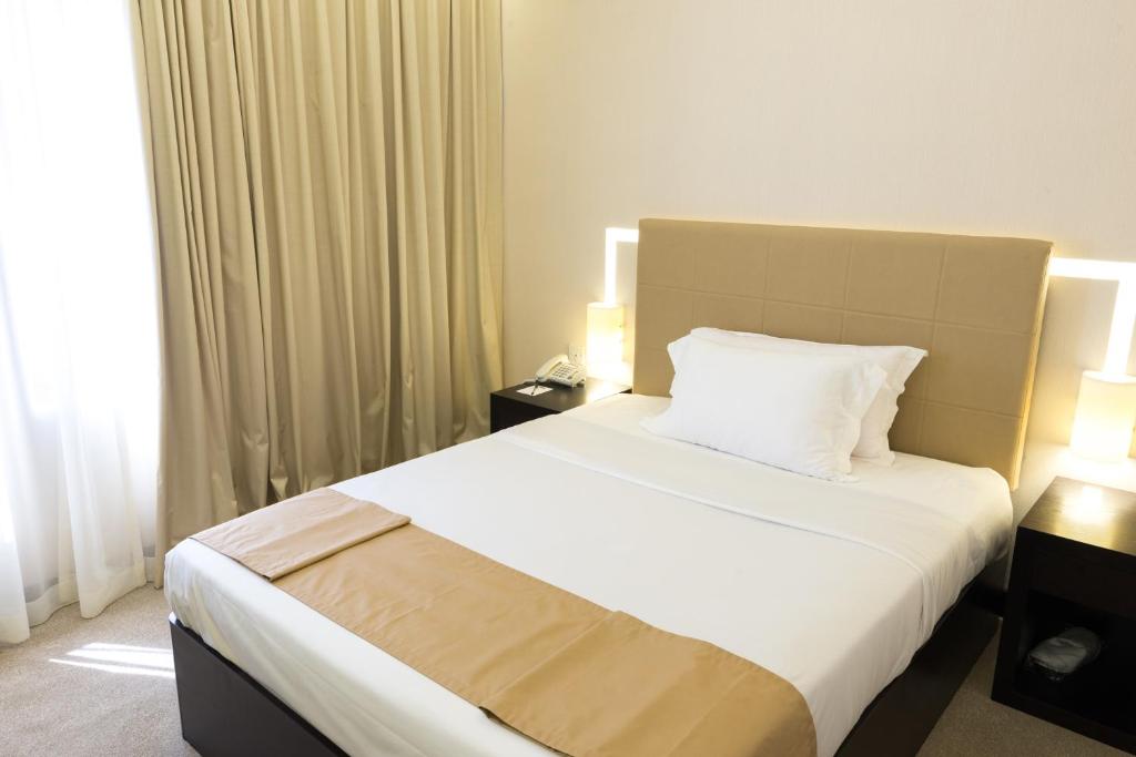 Postel nebo postele na pokoji v ubytování Al Qurum Resort