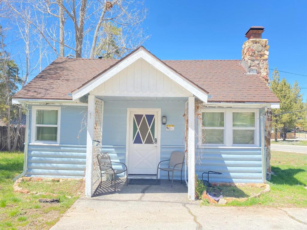 ein blaues Haus mit zwei Stühlen und einer Tür in der Unterkunft Blue Horizon Lodge in Big Bear Lake