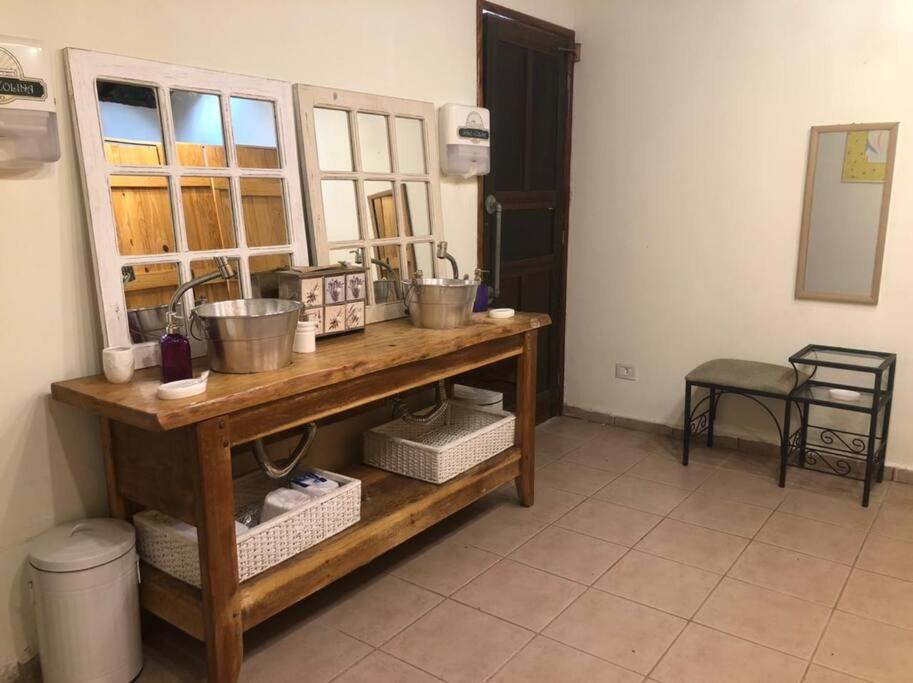 ein Zimmer mit einer Theke mit Eimern darauf in der Unterkunft Sítio Vale da Colina-Nazaré Paulista - 8 pessoas in Nazaré Paulista