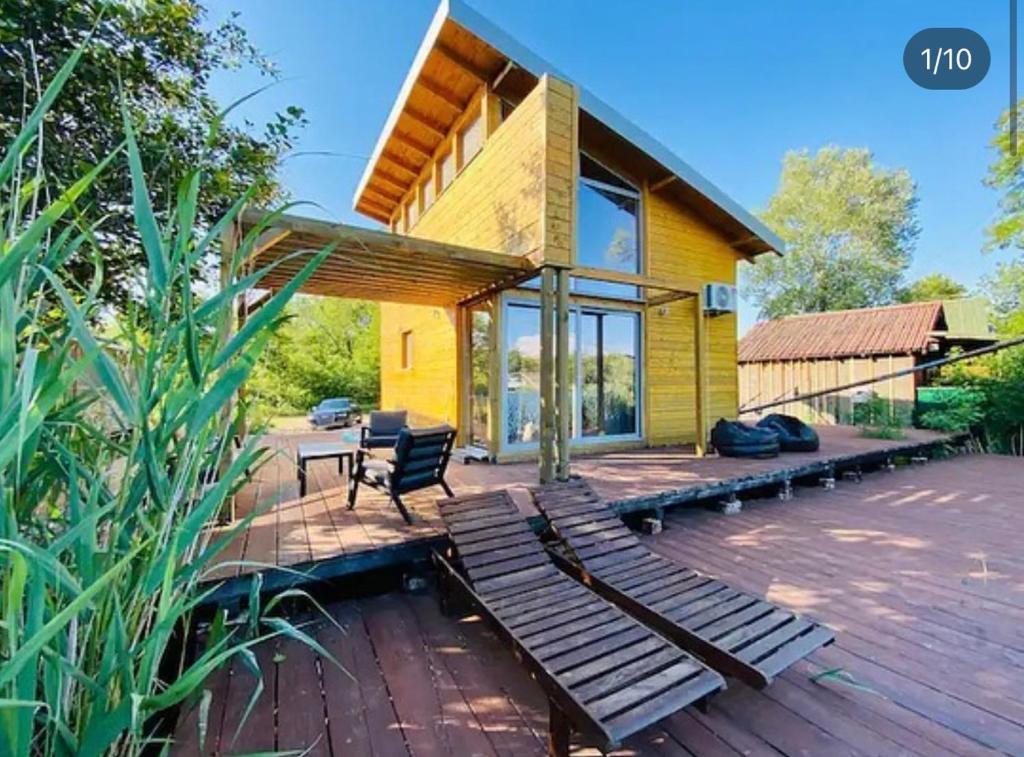 una casa con una terraza con un banco en Nana - river Villa no.315, en Ulcinj