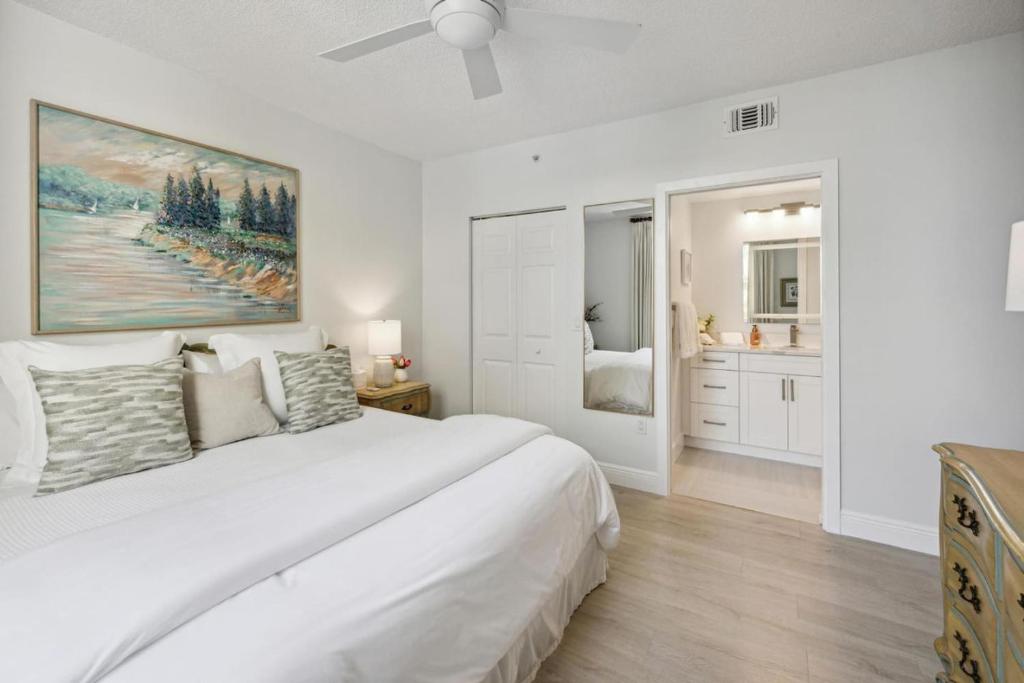 Ένα ή περισσότερα κρεβάτια σε δωμάτιο στο Downtown WPB Condo at the Square