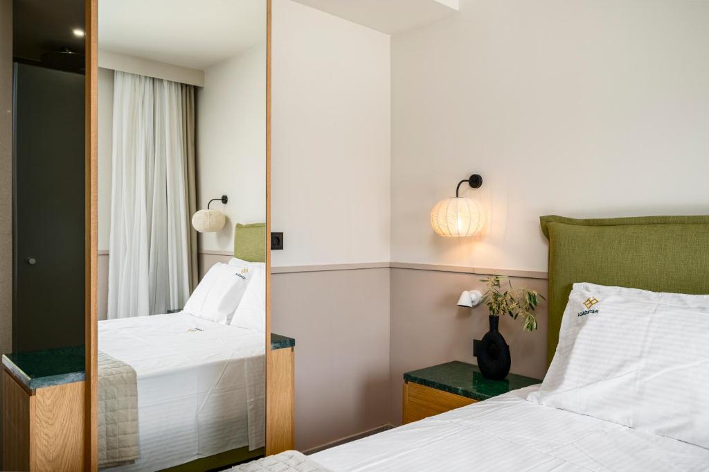 Postel nebo postele na pokoji v ubytování Loadstar Rooms & Suites