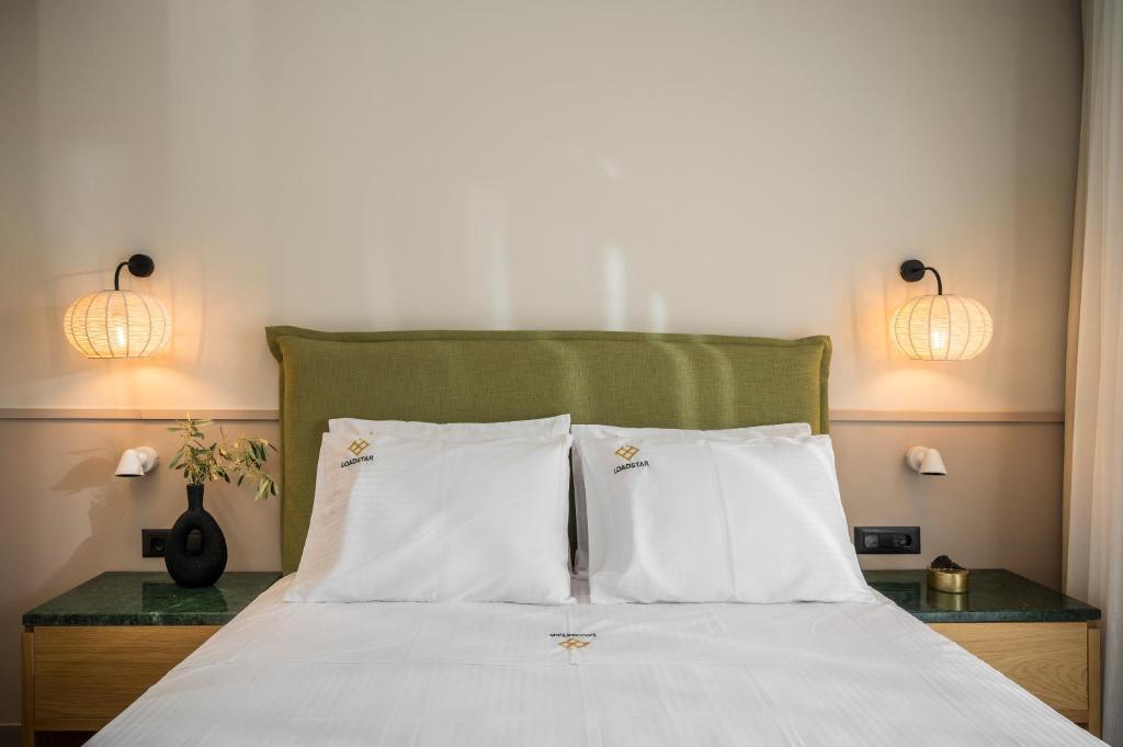 Postel nebo postele na pokoji v ubytování Loadstar Rooms & Suites