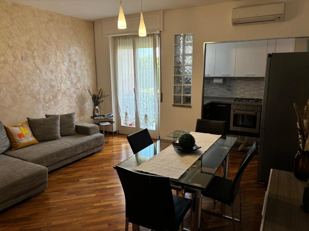 ein Wohnzimmer mit einem Tisch und einem Sofa in der Unterkunft LA CASA DI AMBRA in Limbiate