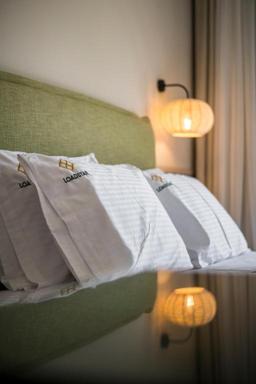 Postel nebo postele na pokoji v ubytování Loadstar Rooms & Suites