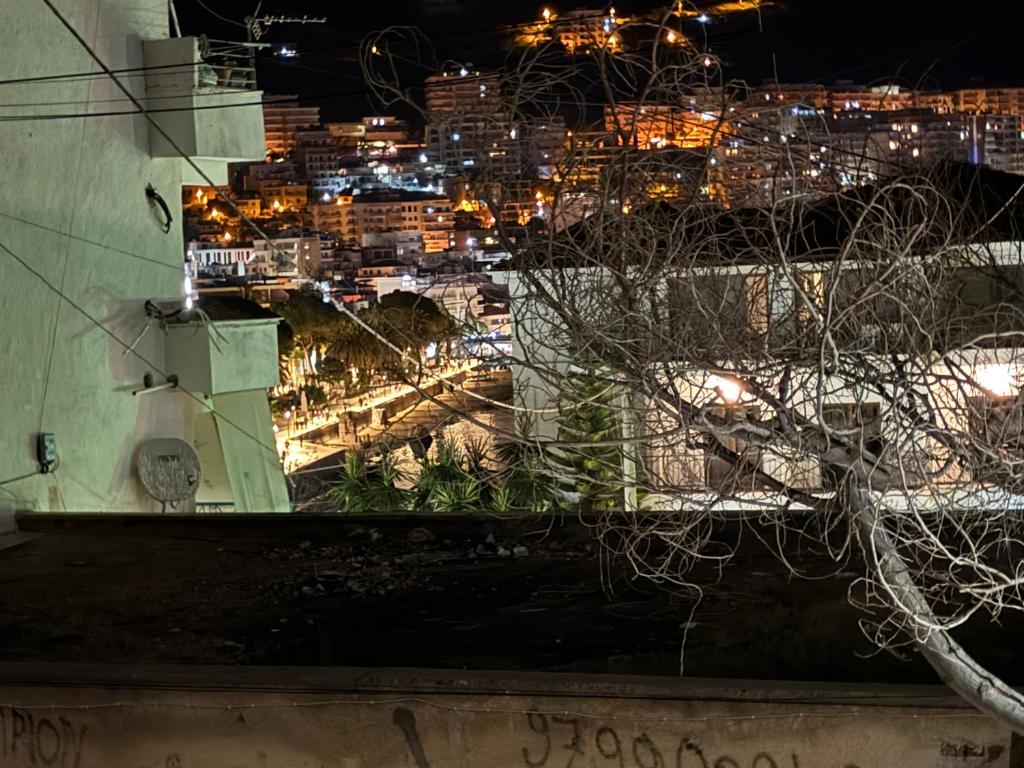 Nespecifikovaný výhled na destinaci Sarandë nebo výhled na město při pohledu z apartmánu
