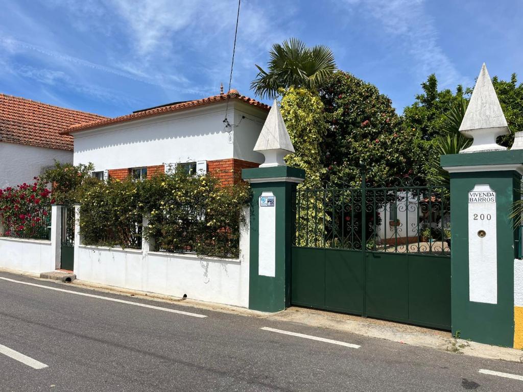 una puerta verde frente a una casa en Vivenda Barros, en Anadia