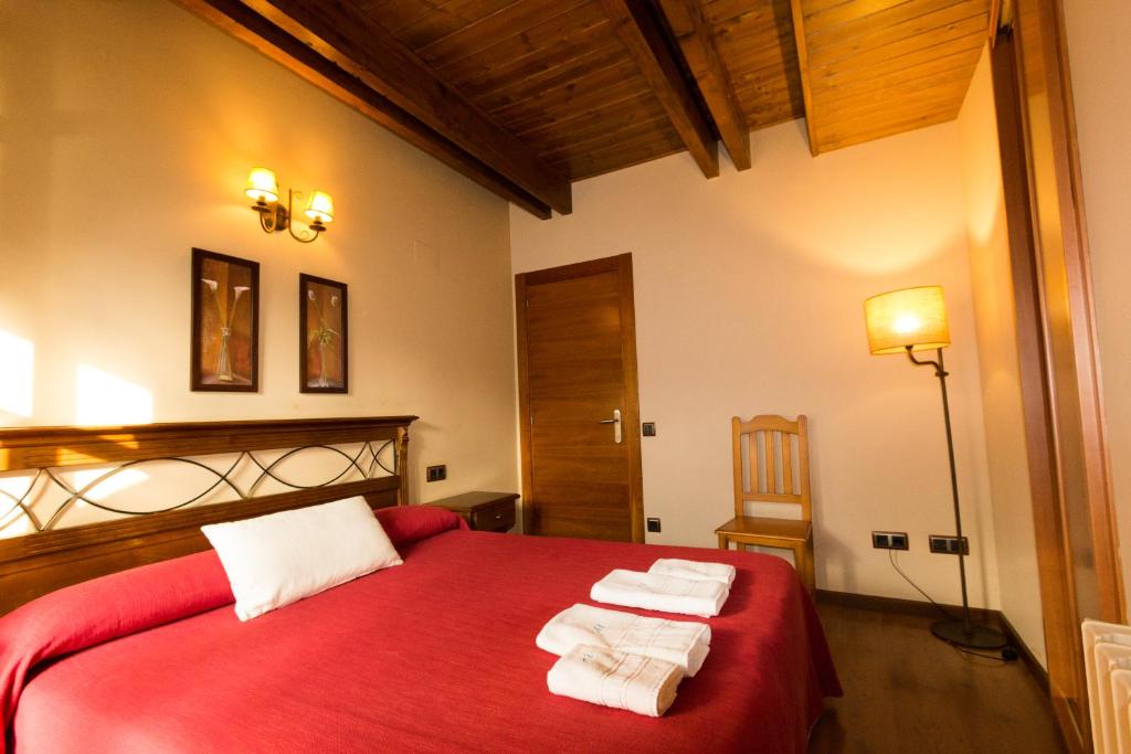 A bed or beds in a room at Apartamentos Casa Lavedan