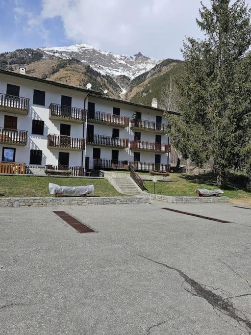an empty parking lot in front of a building at La casa di, Sara Morgex in Morgex