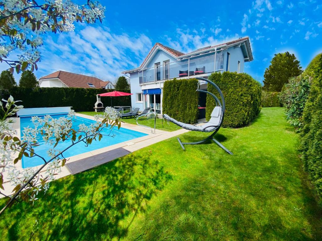 una casa con piscina en el patio en Villa with Pool - Leon's Holiday Homes, en Dottikon