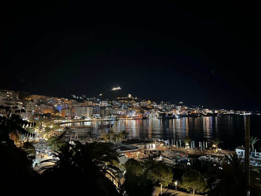Nespecifikovaný výhled na destinaci Sarandë nebo výhled na město při pohledu z hotelu