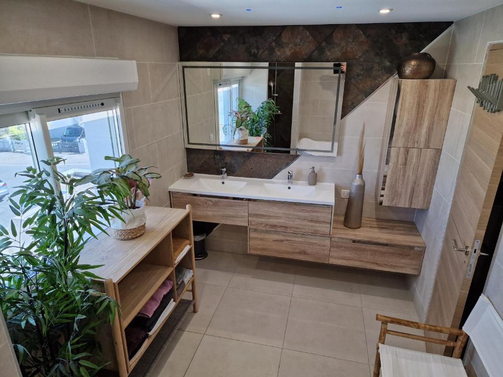 Koupelna v ubytování Marina Exceptionnelle - 8 pers - 120 m2 vue mer - Suites Parentales - Cinéma - Ponton