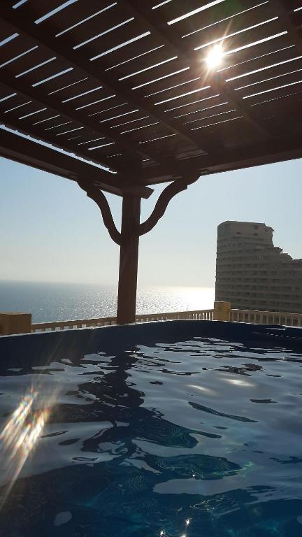 - une piscine avec vue sur l'océan dans l'établissement Porto Sokhna Hotel, à Ain Sokhna