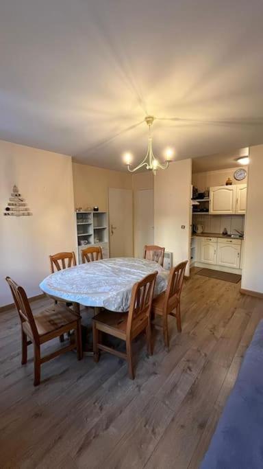 une salle à manger avec une table et des chaises dans l'établissement Appartement avec deux couchages, à Triel-sur-Seine