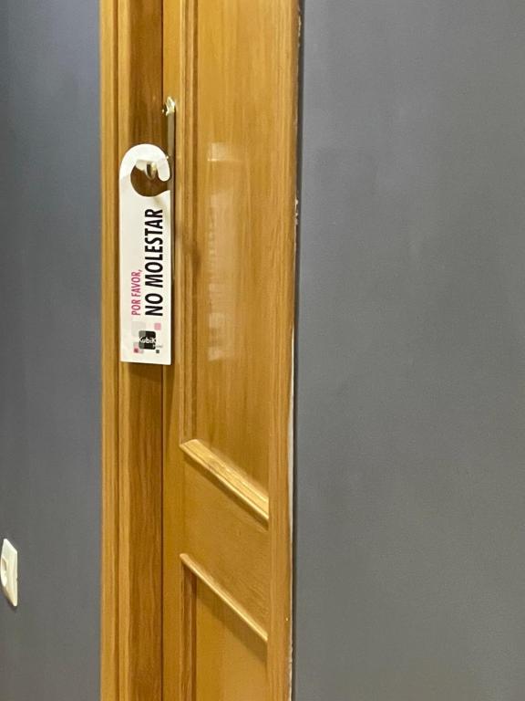 Certificado, premio, señal o documento que está expuesto en KubiK HOTEL