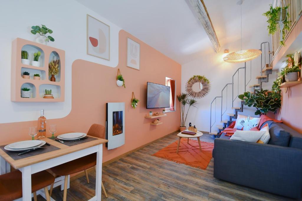 un salon avec un canapé et une table dans l'établissement L'Oasis H24, Atypique, Port, Plage, Fibre, Netflix, à La Seyne-sur-Mer